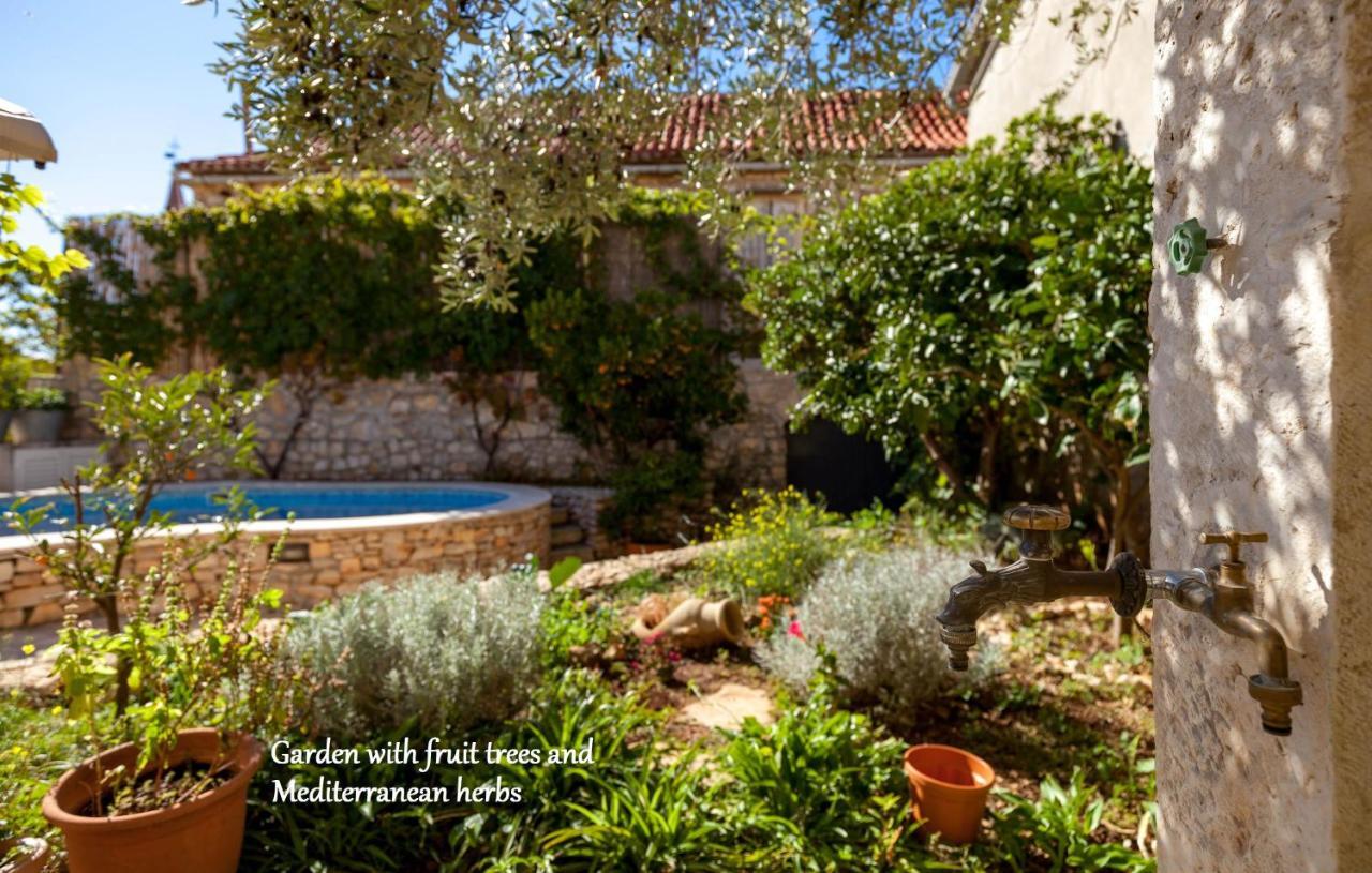 Villa Vicina Heritage Villa For 9,Milna - Close To Restaurants And Shops Экстерьер фото