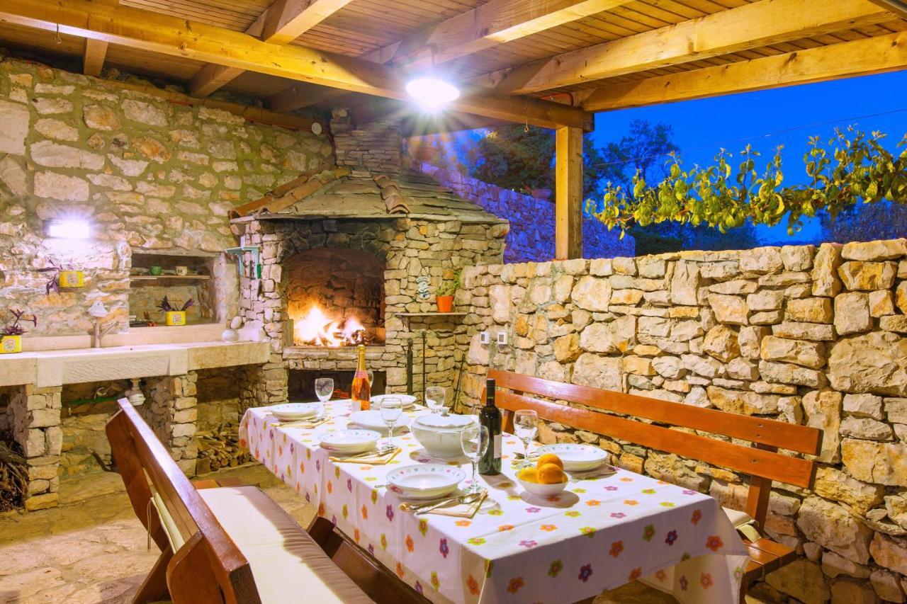Villa Vicina Heritage Villa For 9,Milna - Close To Restaurants And Shops Экстерьер фото